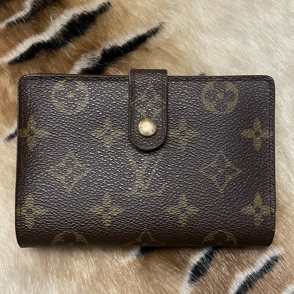 Authentic Louis Vuitton KissLock Bifold Monogram Wallet - EUC